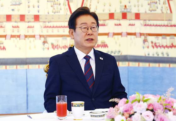 이재명 대통령이 22일 서울 한남동 관저에서 열린 여야 지도부와의 오찬 회동에서 발언하고 있다. 김현동 기자