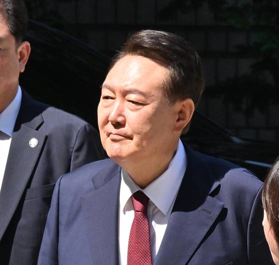 윤석열 전 대통령이 지난 23일 서울 서초구 서울중앙지법에서 열린 내란 우두머리 혐의·직권남용 권리행사 방해 혐의 사건 8차 공판에 출석하고 있다. 연합뉴스