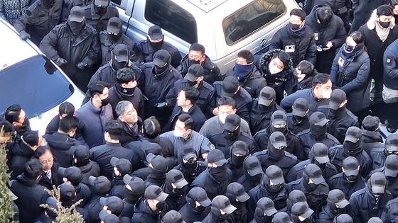 지난 1월 3일 경찰과 고위공직자범죄수사처(공수처)가 윤석열 당시 대통령의 체포영장 집행에 나섰으나 대통령 경호처에 막혀 끝내 철수했다. 뉴스1
