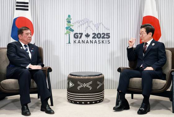 이재명 대통령이 17일 캐나다 G7 정상회의에서 이시바 총리와 회담하고 있다. [사진 대통령실사진기자단]