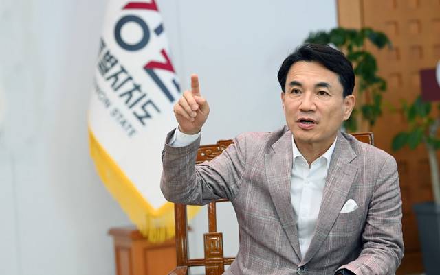 ▲김진태 도지사가 23일 도청 통상상담실에서 강원도민일보와 가진 민선8기 3주년 특별인터뷰에서 강원형 미래 첨단산업 생태계 조성과 사통팔달 수도권 시대를 향한 촘촘한 SOC 구축, 강원특별법 시행에 따른 규제 해소 등 지난 3년 간 성과와 임기 후반 도정 방향 등을 설명하고 있다. 서영 기자