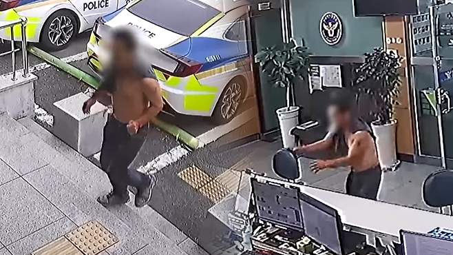 ▲ 만취 남성이 상의를 탈의한 채 지구대를 찾은 모습 [경찰청 유튜브]