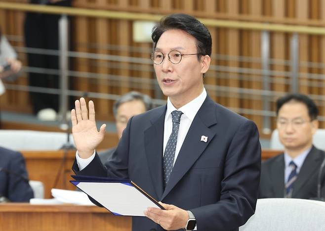 ▲ 김민석&nbsp;국무총리 후보자가 24일 서울 여의도 국회에서 열린 인사청문회에서 선서하고 있다 [연합뉴스]