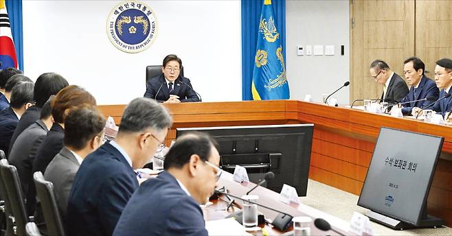 이재명 대통령이 23일 서울 용산 대통령실에서 열린 제1차 대통령 주재 수석·보좌관회의에서 발언하고 있다. 대통령실 참모들은 이날 국가안보, 연구개발(R&D) 예산 배분, 소상공인·자영업자 대책, 사법제도 개혁 등 11건의 현안을 보고했다.   김범준 기자