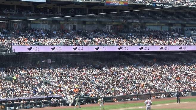 22일(현지시간) 미국 샌프란시스코 오라클파크에서 열린 미국프로야구(MLB) 샌프란시스코 자이언츠와 보스턴 레드삭스 경기 중 한화금융 계열사 공동 브랜드 '라이프플러스' 광고가 송출되고 있다./ 송영찬 특파원