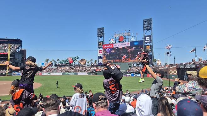 22일(현지시간) 미국 샌프란시스코 오라클파크에서 열린 미국프로야구(MLB) 샌프란시스코 자이언츠와 보스턴 레드삭스 경기에서 이정후 선수의 이름과 등번호가 새겨진 후드 저지를 입은 관객들이 응원하고 있다./ 송영찬 특파원