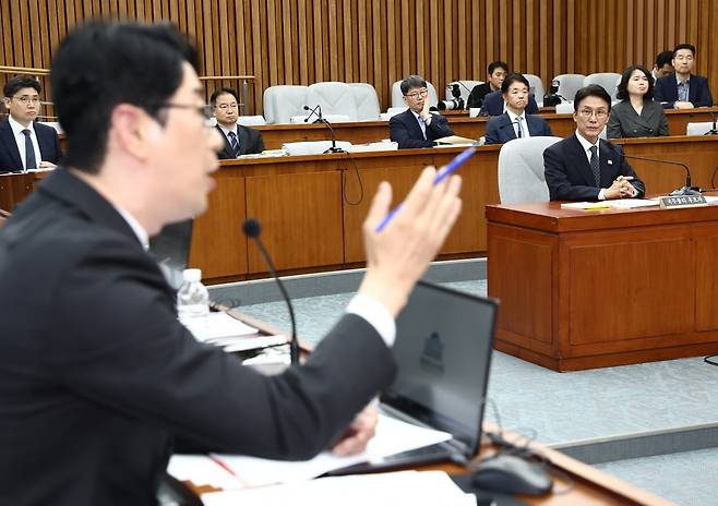 김민석 국무총리 후보자가 24일 오전 서울 여의도 국회에서 열린 인사청문회에서 주진우 국민의힘 위원의 발언을 듣고 있다. 사진=뉴스1