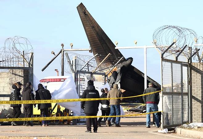전남 무안국제공항 제주항공 여객기 참사 현장에서 미국 연방항공청, 교통안전위원회, 보잉 등 한미합동조사 관계자들이 사고 여객기와 방위각 시설(로컬라이저) 등을 조사하고 있다.  /사진=뉴스1