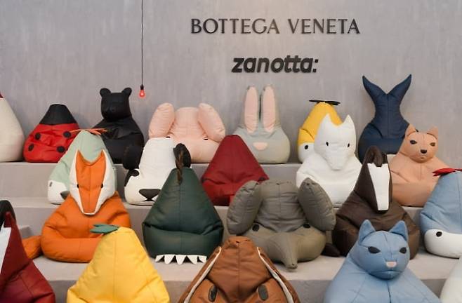 지난해 디자인 마이애미에서 보테가 베네타와 이탈리아 가구 브랜드 자노타가 선보인 라운지 의자. Photo © Daniel Salemi for Bottega Veneta