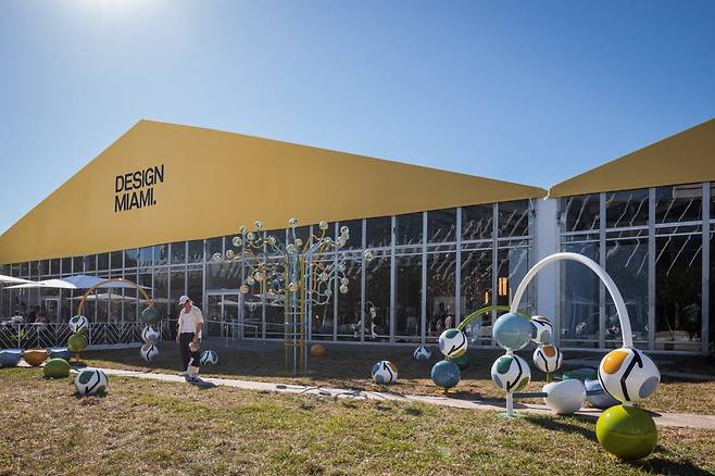 마이애미의 메인 행사 마이애미 비치 페어 2024. Photo courtesy of Kris Tamburello for Design Miami