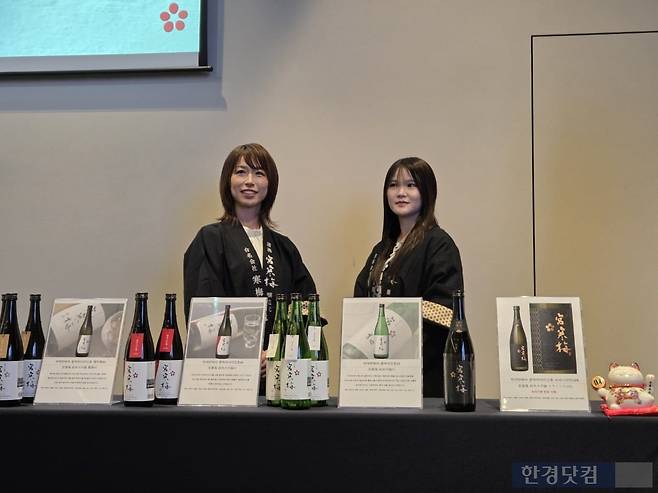 지난 20일 서울 강남구에서 열린 하이트진로 '미야칸바이' 사케 국내 출시 기념 시음행사에서 이와사키 마나 칸바이주조 대표(왼쪽)가 포즈를 취하고 있다./사진=박수림 기자