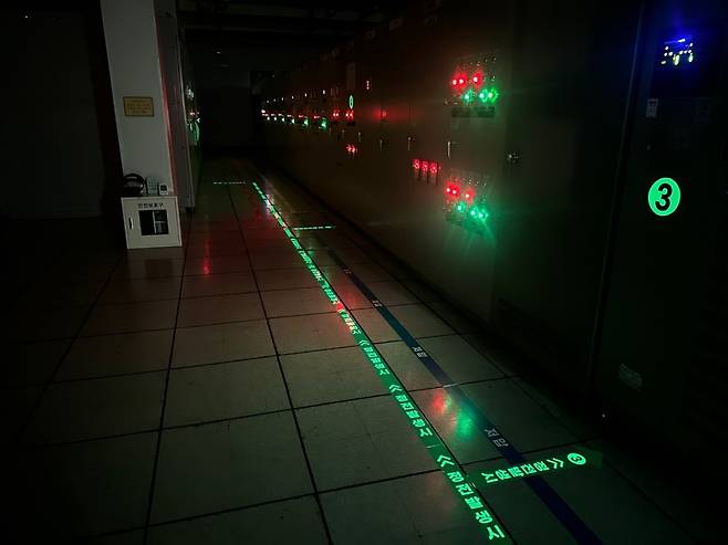 부산 백양터널 지소 출입구 바닥에 안전디자인을 입힌 모습(사진=부산시설공단 제공)