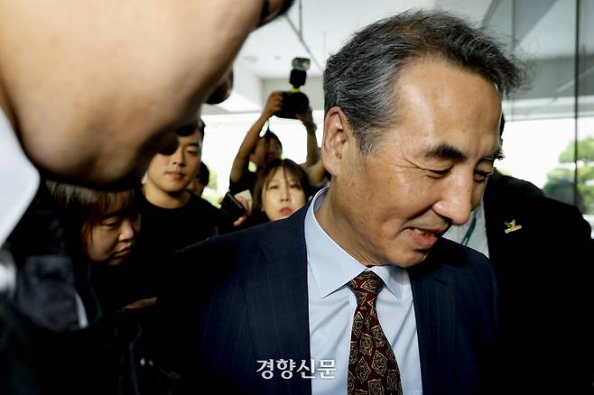 윤석열 전 대통령 부인 김건희 여사 관련 의혹을 수사하는 민중기 특별검사가 23일 서울 서초구 서초동에 마련된 임시 사무실로 출근하고 있다. 문재원 기자
