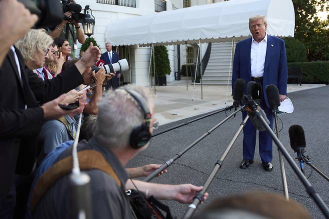 도널드 트럼프 미국 대통령이 24일(현지시간) 나토 정상회의에 참석하기 위해 네덜란드 헤이그로 떠나기 전 취재진의 질문에 답하고 있다. AP연합뉴스