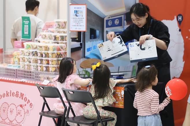 지난달 29일 서울 강남구 세텍에서 열린 서울국제유아교육전&키즈페어를 찾은 어린이들의 모습이다. 사진은 기사와 관련 없음. 연합뉴스