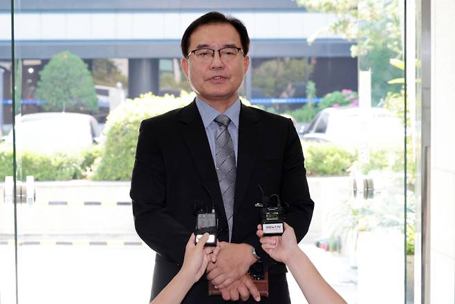 순직 해병 수사 방해 의혹 사건을 수사하는 이명현 특별검사가 23일 서울 서초구 사무실로 출근하며 취재진 질문에 답하고 있다. 연합뉴스&nbsp;