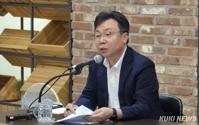 김영명 충남도 환경산림국장이 도청 브리핑룸에서 기자간담회를 통해 "지천댐 여론조사가 신뢰성이 충분하다"고 밝히고 있다.&nbsp;