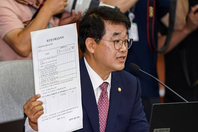 배준영 국민의힘 간사가 24일 서울 여의도 국회에서 열린 김민석 국무총리 인사청문회에서 가족 개인정보제공동의서 서명을 요구하고 있다. 유희태 기자