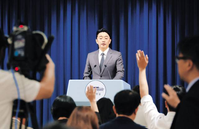 강훈식 대통령 비서실장이 23일 서울 용산 대통령실 청사에서 이재명정부 첫 장관 후보자 인선 관련 브리핑을 하고 있다. 이재명 대통령은 이날 11개 부처 및 국무조정실장(장관급) 등 대규모 내각 인선을 단행했다. 김지훈 기자