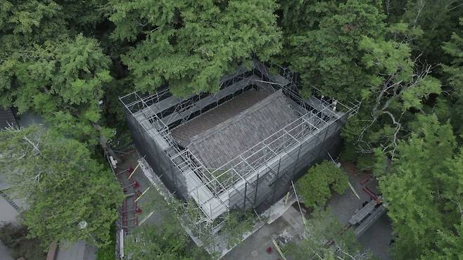 일제강점기 일본으로 반출돼 가마쿠라의 사찰 고덕원에 보관돼 있던 조선시대 건축물 ‘관월당(觀月堂)’이 100여년 만에 한국으로 돌아온다. 사진은 일본에 있는 관월당 해체 작업이 진행 중인 모습. 국가유산청 제공