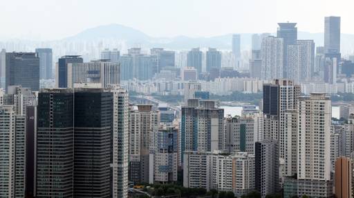 서울 남산에서 바라본 서울 용산구와 마포구 일대의 아파트. 뉴시스