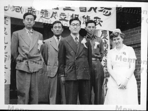 캐나다 간호 선교사 캐서린 딕(사진 맨 오른쪽)이 1954년 시립건강아동관리소(Well Baby Clinic) 앞에서 기관을 심사한 국내 의료인과 함께 찍은 사진. 메노나이트 기록보관소