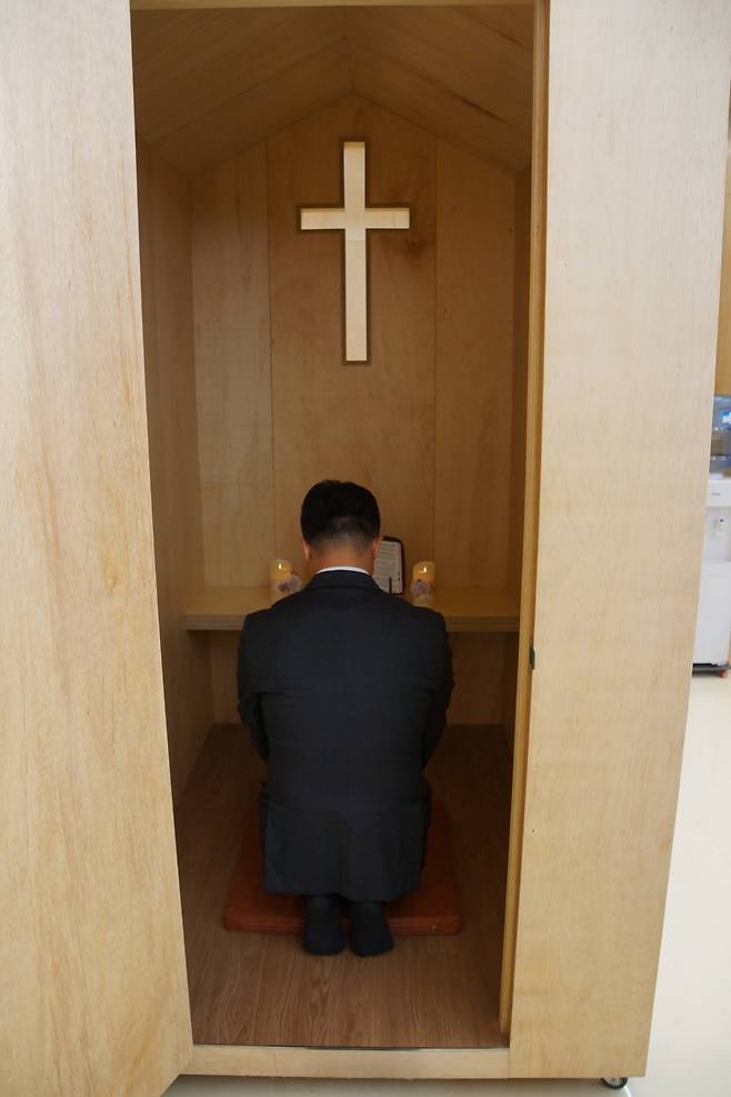 호텔 AG405에는 5성급 호텔에도 없는 게 있다. 바로 1인 기도실이다. 강창수 상무가 지하 1층 1인 기도실에서 기도를 하고 있다.