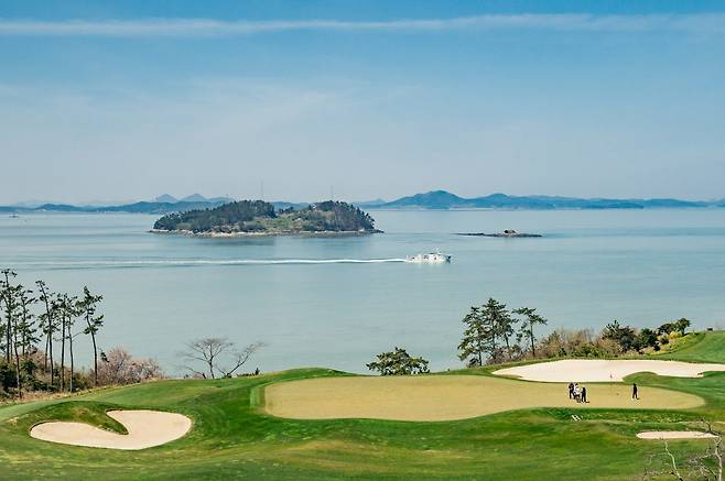 전남 해남군 파인비치골프링크스 비치 코스 9번 홀에서 바라본 다도해 풍경. 해남 파인비치 골프링크스