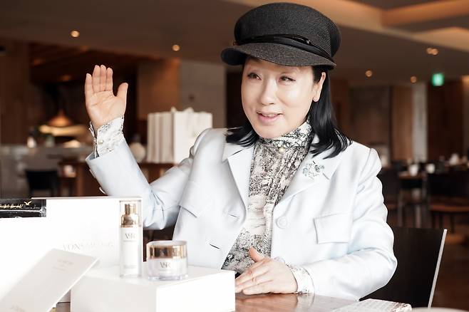 22일 경기도 안산시 더헤븐CC에서 열린 KLPGA투어 더헤븐마스터즈 마지막날 클럽하우스에서 대회 후원 배경을 설명하고 있는 본에스티스 한도숙 회장. 본에스티스는 작년에 이어 2년째 이 대회 서브 후원사로 참여하고 있다. 정대균기자