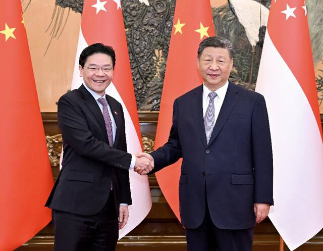 시진핑(오른쪽) 중국 국가주석과 로렌스 웡 싱가포르 총리가 24일 베이징 인민대회당에서 만나 악수하고 있다. 시 주석은 이날 회담에서 “중국은 평화·발전·협력·상생의 시대적 흐름을 막을 수 없으며 세계가 패권주의나 정글의 법칙으로 돌아가면 안 된다고 시종 생각해 왔다”고 말했다. 웡 총리는 중국과의 무역·투자 규모를 확대할 것이라고 밝혔다. 신화연합뉴스