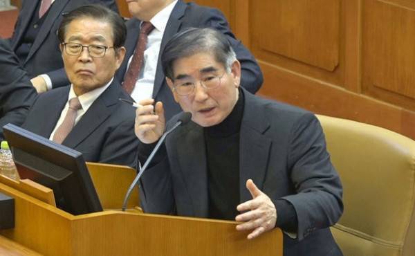 김용현 전 국방부 장관이 지난 2월 23일 서울 종로구 헌법재판소에서 열린 대통령 탄핵심판 4차 변론기일에 증인으로 출석해 질문에 답변하고 있다. 헌법재판소 제공