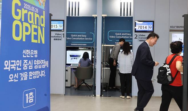 시중은행 지점으로는 5년 만에 서울에 문을 연 신한은행 독산동 외국인 특화 점포를 찾은 고객들이 지난 18일 업무를 보고 있다. [이승환 기자]