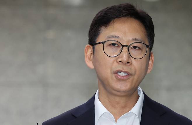 배경훈 과학기술정보통신부 장관 후보자가 24일 서울 종로구 광화문우체국에 마련된 인사청문회 준비 사무실로 출근하며 취재진의 질문에 답하고 있다. [사진출처 = 연합뉴스]