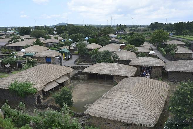 국가유산청이 ‘성읍리 초가장’의 국가유산수리기능자 자격을 최종 승인해 앞으로는 제주 초가 수리의 전문성과 정확성이 크게 향상될 전망이다. 사진은 성읍민속초가마을.[제주도 제공]