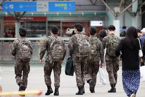 휴가 중인 군 장병들 모습. 기사 내용과 직접적인 관련 없음. [사진 출처 = 연합뉴스]