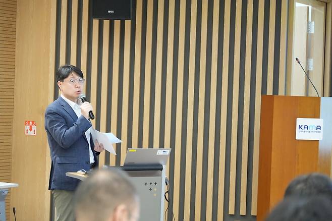 김영훈 한국자동차산업협동조합 실장이 ‘자동차부품산업 정책과제 및 미국 관세에 따른 수출기업 영향 조사’를 주제로 발표를 진행하고 있다 [자료출처=KAMA]