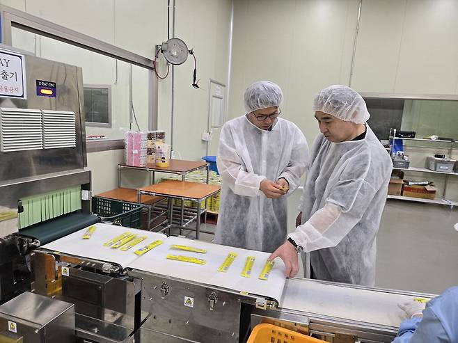 충남 서천군에 위치한 해담솔에서 민근식 해담솔 대표(오른쪽)와 곽태영 삼성전자 ESG&스마트공장지원센터 위원이 스틱형 김자반 제품을 살펴보고 있다. 서천 박승주 기자