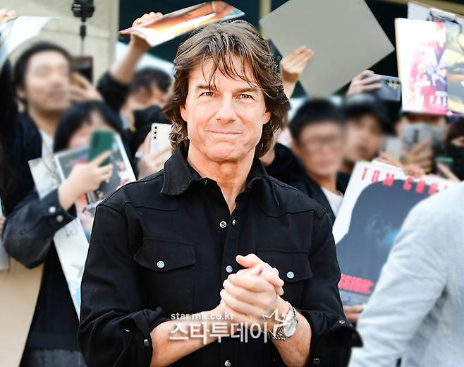 영화 ‘미션 임파서블:파이널 레코닝’ 홍보를 위해 배우 톰 크루즈가 7일 오후 김포국제공항으로 입국했다.
배우 톰 크루즈가 공항을 찾은 팬들에게 사인과 인사를 전했다. <강영국 기자>