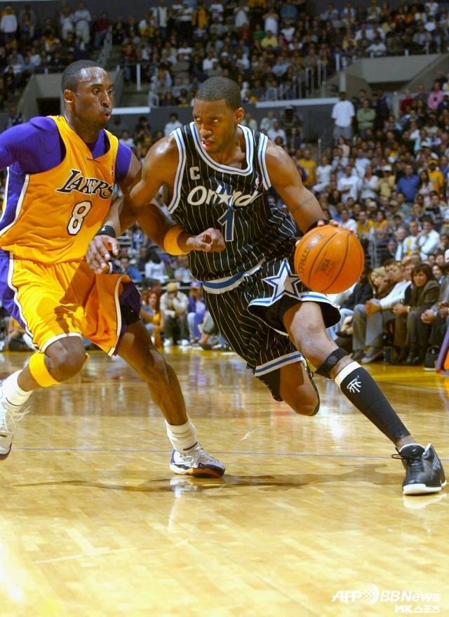 맥그레이디는 브라이언트와 달리 공격과 수비 밸런스가 맞지 않는 선수였다. 공격력에 있어선 브라이언트와 비교해도 전혀 밀리지 않지만 수비력은 비교할 수 없는 수준. 물론 맥그레이디의 수비력이 기존 평가보다 크게 나쁘지 않다는 평가도 있으나 비교 상대가 브라이언트라면 의미가 없다. 사진=AFPBBNews=News1