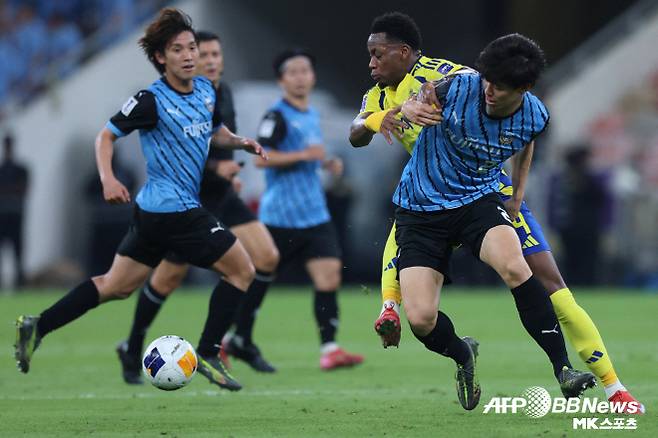 토트넘 홋스퍼가 일본 축구 대표팀 기대주 다카이 코타(20·가와사키 프론탈레)를 영입할 것으로 보인다. 일본 매체 ‘스포니치 아넥스’는 6월 24일 “가와사키 중앙 수비수 다카이가 잉글랜드 프리미어리그(EPL) 토트넘으로 향한다”며 “일본에서 유럽으로 직행한 일본인 선수 가운데 역대 최고액인 500만 파운드(한화 약 93억 원)에 빅리그 빅클럽 유니폼을 입는 것”이라고 했다. 사진=AFPBBNews=News1