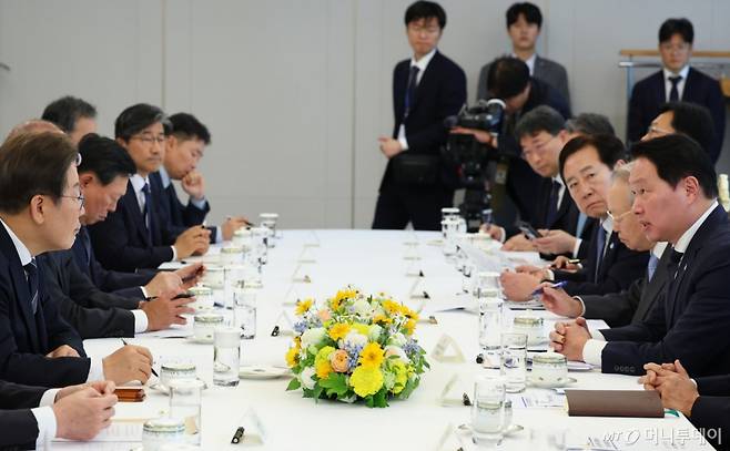 [서울=뉴시스] 최진석 기자 = 이재명 대통령이 13일 서울 용산 대통령실에서 열린 6경제단체와 기업인 간담회에서 최태원 SK그룹 회장 겸 대한상공회의소회장의 발언을 경청하고 있다. 2025.06.13. myjs@newsis.com /사진=최진석