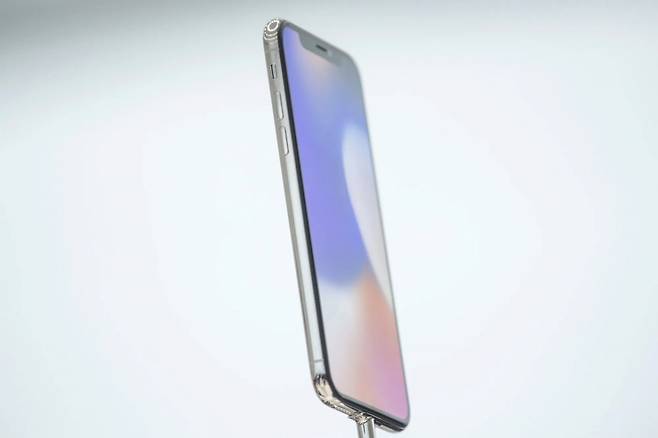 2017년 출시된 아이폰X/사진=블룸버그