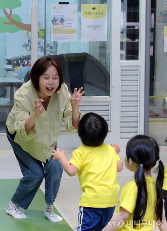 서울 송파구 잠실 롯데월드몰 째깍섬에서 아이들과 함께 놀고 있는 김희정 커넥팅더닷츠 대표/사진=김창현