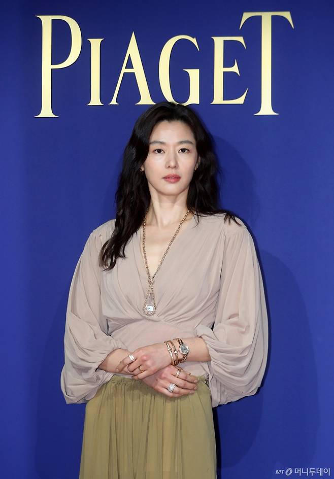 배우 전지현이 소속사 이음해시태그를 떠난다. /사진=김혜진