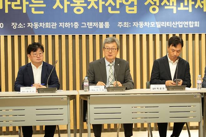 (왼쪽부터) 정구민 국민대 전자공학부 교수, 토론회 좌장을 맡은 이기형 한양대학교 부총장, 박성규 현대자동차그룹 상무의 모습/사진= 한국자동차모빌리티산업협회(KAMA) 제공