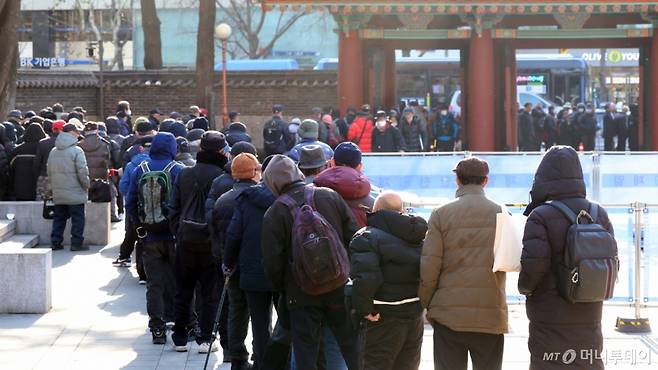 (서울=뉴스1) 김명섭 기자 = 2일 서울 종로구 탑골공원에서 노인들이 한 단체가 운영하는 무료 도시락을 받기위해 줄서 있다.  올해 월 소득이 228만 원 이하인 노인 단독가구는 기초연금을 받을 수 있다. 보건복지부는 지난 1일 올해 기초연금 선정기준액을 단독가구 월 228만 원, 부부가구 월 364만 8000원으로 결정한다고 밝혔다. 노인 가구별 월 소득인정액이 해당 선정기준액 이하면 기초연금을 받을 수 있다. 2025.1.2/뉴스1  Copyright (C) 뉴스1. All rights reserved. 무단 전재 및 재배포,  AI학습 이용 금지. /사진=(서울=뉴스1) 김명섭 기자