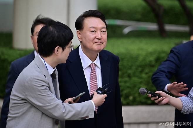 (서울=뉴스1) 사진공동취재단 = 윤석열 전 대통령이 9일 오후 서울 서초구 중앙지방법원에서 열린 내란 우두머리 혐의, 직권남용 권리행사방해 혐의 사건 6차 공판을 마친 후 취재진의 질문을 받으며 법원을 나서고 있다. 2025.6.9/뉴스1  Copyright (C) 뉴스1. All rights reserved. 무단 전재 및 재배포,  AI학습 이용 금지. /사진=(서울=뉴스1) 사진공동취재단