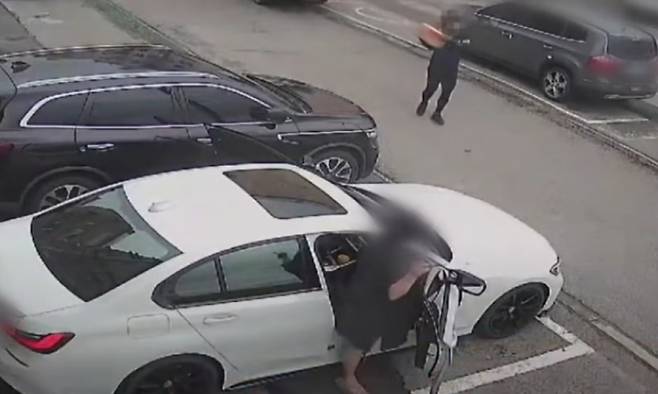 택배기사가 고객에게 배송할 감자 상자를 뜯어 일부를 챙기는 모습이 포착됐다./사진=JTBC '사건반장'