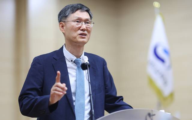 문형배 전 헌법재판소장 권한대행이 지난 18일 경남도교육청 별관 공감홀에서 ‘헌법의 관점에서 교육을 생각하다’라는 주제로 특강을 하고 있다.  연합뉴스