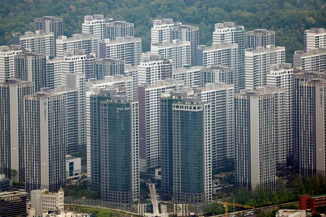 올해 하반기 아파트 입주물량이 상반기보다 30%가량 감소할 것으로 집계되면서, 서울 아파트의 매매와 전세 가격 동반 상승이 예상되고 있다. 사진은 서울 강동구 올림픽파크포레온의 모습. 연합뉴스